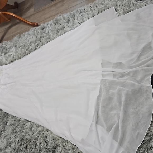 New Gorgeous Wedding Gown - Picture 13 of 17